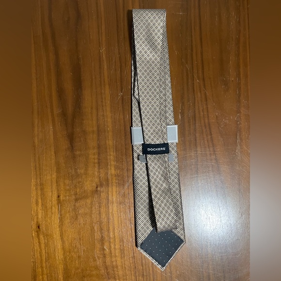 Dockers Gold and Black 100% Silk Neck Tie - Picture 3 of 4